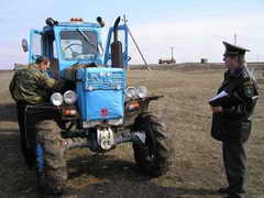 В Ленинск-Кузнецком районе сотрудники Госавтоинспекции задержали молодого человека, похитившего трактор